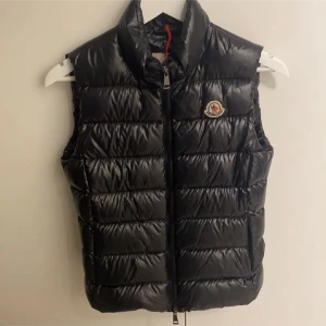 Äkta monclear väst storlek XS - Produkten är i bra skick.  Nypris: 9499kr