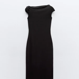 Svart Zara klänning helt ny - Svart midiklänning från Zara, helt ny med prislapp på