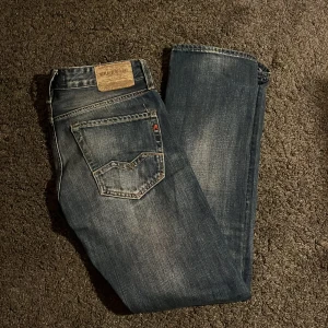 Replay jeans - Tja, säljer dessa replay jeans. Väldigt sköna och feta jeans enligt mig. Jeansen är i storlek 30🙌🏻 Mvh Olle 