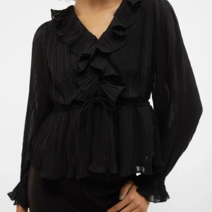 VMDORA TOPP - Säljer min fina top,slutsåld på hemsidan och i butik. Som ny!🩶(köpte för 499kr)