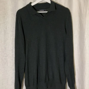 Grön Dressman tröja med krage - En grön Dressman tröja med krage i mjukt material. Strl M Riktigt bra skick