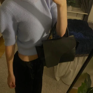 Stickad zara tröja - Snygg lila blå stickad tröja, Söta knappar😍. Inte mycket använd❤️ (det står att de är m men skulle mer säga att den sitter som en xs/s)