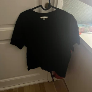 Svart T-shirt, dam - I storlek M från H&M 