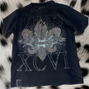 Y2k t-shirt - Super cool t-shirt med rinestones på💖några rinestones har tyvärr fallit av men annart har den inga defekter💖