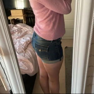 Low waist jeans shorts - Jag säljer vintage liw waist jeans shorts🥰Super snygga och bekväma💘