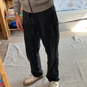 Karve Jeans loose fit - Knappt använda svarta Karve jeans. Storlek 29/32. Fint skick. Skriv gärna om du har några frågor👍