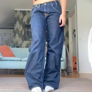 Ovanliga Levis jeans i modellen 503 loose. Midjemått 41cm, innerbenslängd 81cm.  De är raka i passformen. 😊