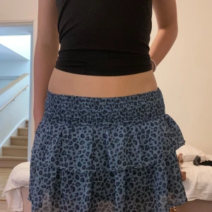 Leopardjeans kjol - Blå leopardjebaskjol i jätte fint skick! Kjolen är i storlek 146-152 men passar mig som vanligtvis när xs/s då den är stretshig! På ena bilden är kjolen nervikt och då blir den lågmidjad❤️