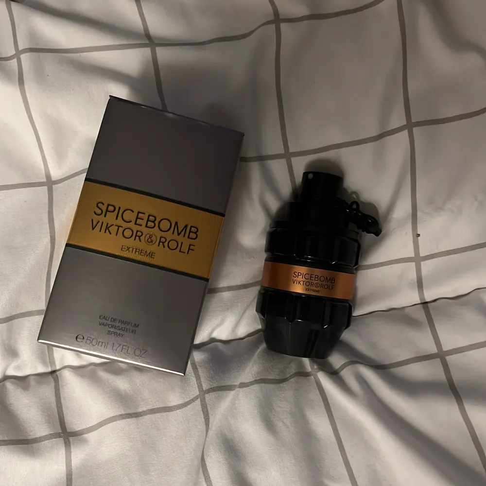 Säljer en flaska Spicebomb Extreme från Viktor & Rolf. Flaskan har en cool design som ser ut som en granat, med en svart och orange färgkombination. Parfymen är i en 50 ml flaska och kommer i sin originalförpackning. Perfekt för den som gillar kryddiga och intensiva dofter!. Perfume.