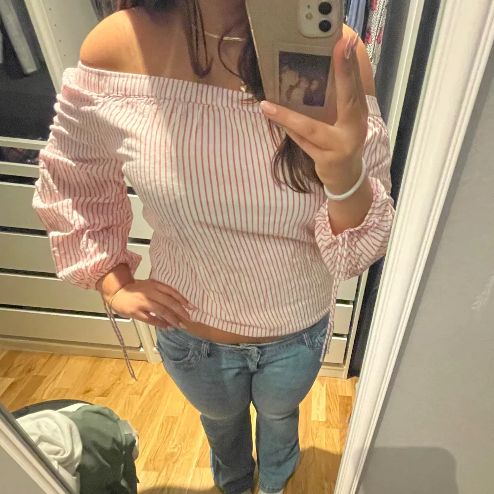 skitsnygg rosa/vit topp i tunt linne liknanden tyg! köpt second hand och har tyvärr inte kommit till användning men i jättefint skick! storlek 42 men sitter som M! skriv för fler frågor🩷🩷. Yläosat.
