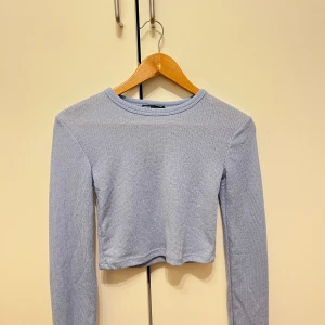 Zara topp - Jättesöt croppad tröja från zara , använd 2 gånger 