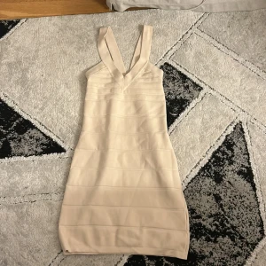Gina Tricot tight klänning - Jätte bra skick, aldrig använt, har inte hittat användning, beige