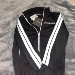Palm Angels tracksuit storlek S - Säljer en fin Palm angels tracksuit, den är oanvänd och tagits ut ur förpackningen för bilderna. Priset är sista. 