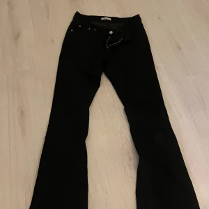 Svarta flare jeans  - Svarta flare jeans från Gina Tricot. Använda cirka 5 gånger, säljer då dom inte kommer till användning💕 passar bra i längden för mig som är 165 cm😊 köpta för 500 kronor säljer för 250, pris kan diskuteras vid snabb affär