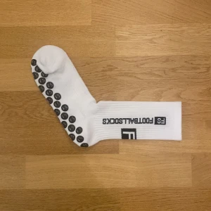 Halkfria strumpor  - Säljer halkfria strumpor perfekt för de som spelar olika bollsporter såsom fotboll, innebandy eller padel. Håller även i en evighet. Frakt får man stå för själv. 