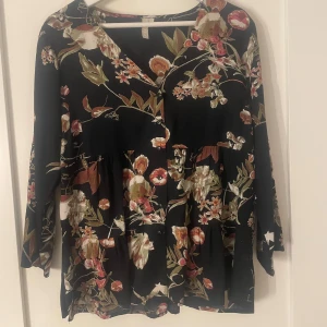 Blus - Säljer nu denna superfina blus i stolek L men skulle säga att det är en m/l. Jätte bra skick!