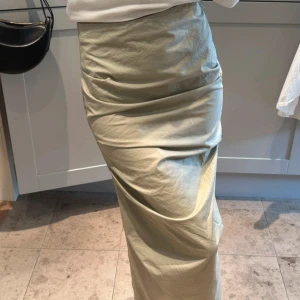 Kjol - Kjol från zara. Använd 1 gång. Har grå/grön färg, väldigt fin!😇