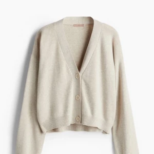 Stickad kofta - Jättefin HELT OANVÄND kofta från hm. Orginalpris 399kr. Mitt pris 260kr.  Kan posta eller mötas i Sthlm❤️