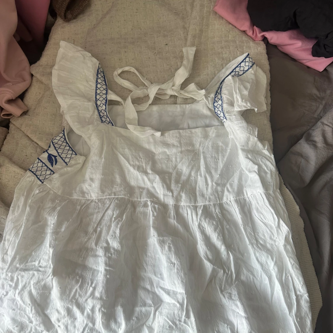 Vit blus med blå detaljer - 90