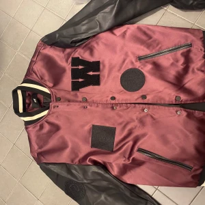 hm X the weeknd limiterad upplaga - köptes på hm för typ 6-7 år sedan, kanske använd två gånger.  s men sitter som m  limiterad upplaga. 