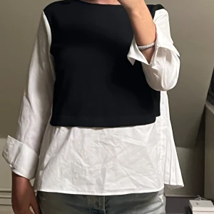Stilren tröjskjorta🤍🖤 - As cool och stilren typ av skjorta ifrån zara som funkar både i skolan men även finare tillfällen🖤🖤strl xs men passar alla upp till M