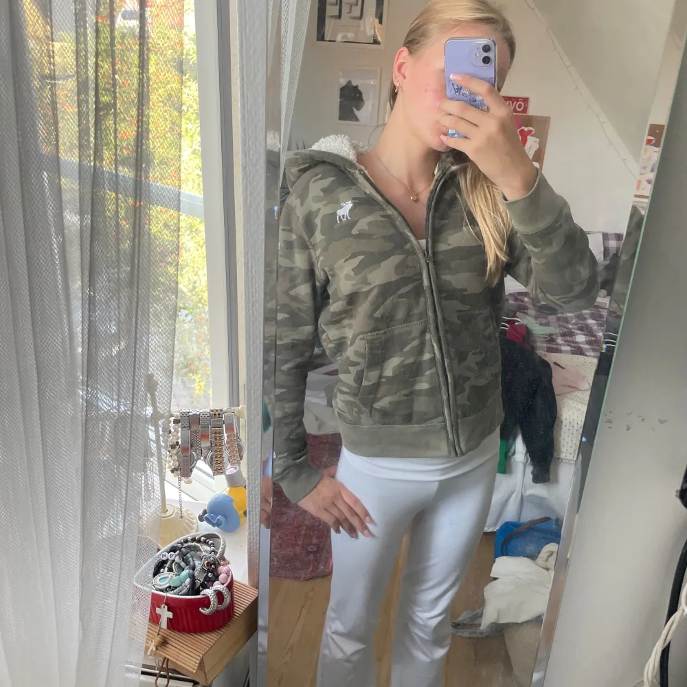 En jätte fin camo zip-up hoddie från Ambercrombie i bra skick! Den är storlek 13/14 år men den passar som xs. . Hoodies.