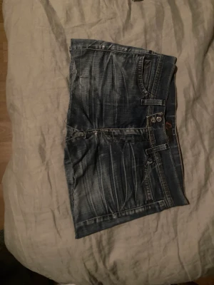 Jättesnygg jeanskjol/miniskirt - Priset kan diskuteras!! Det Jättecool nästan y2k jeanskjol med speciellt ”bält del”🙌🙌❤️  