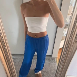 Blåa satinbyxor Zara - Blåa satinbyxor från Zara. Säljes då dom inte kommer till användning längre☀️skulle gissa på storlek 32 eller 34