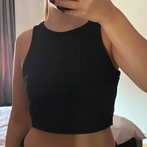 Topp - En glittrig topp som är perfekt för fest eller nyår. Endast använd 1 gång. Nyskick!