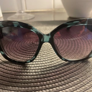 Dolce gabbana solglasögon  - Säljer då jag inte använder dom längre. Dom är i något typ av leopard mönster i grönt och svart. Jätte fint skick!💕