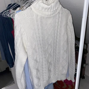 Stickad tröja  - Vit stickad tröja som är köpt second hand men i bra skick. Finns ingen lapp vart den är ifrån. Men passar för mig som bär xs/s
