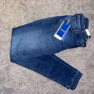 Säljer nu dessa riktigt feta slim fit jeansen då de var fel köpta (storleken)  27/30 strl | nypris : 1200 kr mitt pris endast 600 kr | skicket är 10/10 då de ej är använda endast testade, svarar på allas frågor 👍!!