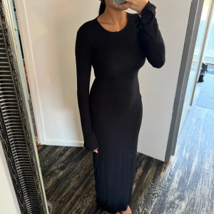 Svart långklänning - Svart långklänning från ginatricot, snygg, gullig och enkel klänning. Långärmad klänning. Perfekt till skolstarten, fin sittning, middagar. Passar även till jobb då den är vardaglig 