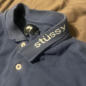 Stussy overshirt - Rätt sällsynt stussy plagg i fint skick! Tveka inte på o höra av dig om fler bilder eller andra frågor!