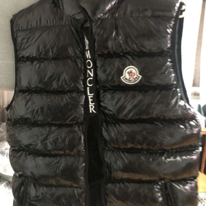 Moncler väst - Helt ny 