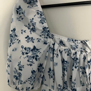 Klänning lång - Maxiklänning säljes från she in. Jätte fin och en sommardröm🌸