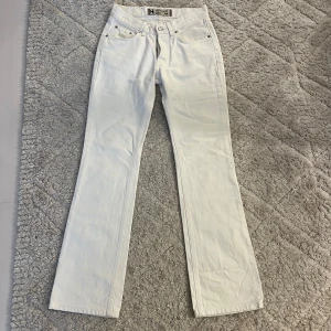 Vita jeans från Crocker - Säljer ett par vita jeans från Crocker. De har en klassisk 5-ficksdesign och är i en bootcut/straight stil. Perfekta för en stilren look, oavsett om det är vardag eller fest. De är i mycket bra skick och i princip oanvända!