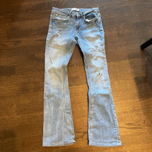 Zara jeans - Lågmidjade jeans ifrån zara❤️ så bekväma och perfekt till både höst och vinter men också på våren ❤️ midjemått: 36 cm Innerbenslängden: 72 cm