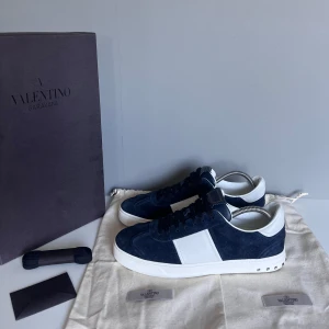 Valentino flycrew  - Säljer ett par snygga flycrews i storlek 41, cond 9,5/10 endast testade. Kommer med all OG