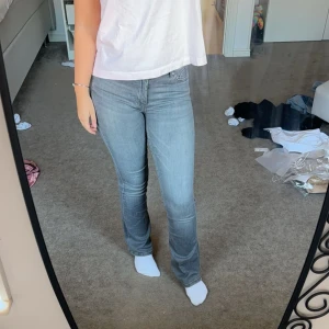 Gråa jeans  - Säljer dessa super fina jeans då dom tyvärr inte används!