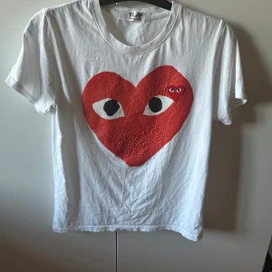CDG tischa - En sjukt fett CDG tuscha i bra skicka, förutom att printer har blivit lite bubbligt 