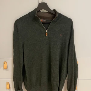 Morris half zip - Hej, säljer denna Morris half zip då den är för stor för mig. Jätte skönt material och perfekt till hösten nu. Vid frågor eller funderingar hör gärna av er.