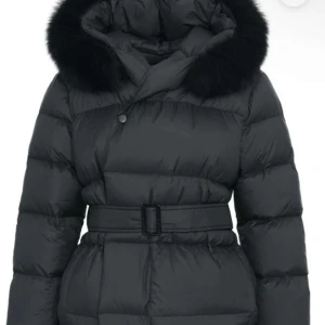 Helt ny furstockholm vinterjacka  - Helt ny vinterjacka ifrån furstockholm med prislappen på, jackan är inte ens testad därför kommer jag ej gå ner i pris. Storleken på jackan är i Small(: