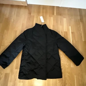 Jacka från Arket - Aldrig använd, i bra skick, lite större i storleken