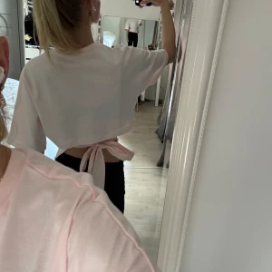 Trendig topp från nelly!  - Rosa topp med rosett i ryggen från nelly! Endast använd en gång så nästan helt ny! 