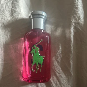 Ralph Lauren 2 for women  - Ralph Lauren 2 For Women såååå mysig nu inför vintern och inte alls mycket använd !! 🎀  köpt för 445kr och det är runt 85-90% kvar av parfymen 
