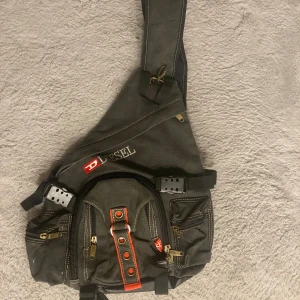 Diesel väska  - Älskar denna väskan den har många fickor och en ficka för en tändare vintage och extremt fin säljs för jag har ingen plats at ha den nå mer. Den har 9 stora fickor och 6 små och du kan fixa länden på den. Den är vintage så bra använt, har inga håll.
