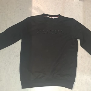 Moncler tröja  - Säljer en moncler tröja, den är i bra skick inte använd så många gånger, återigen självklart är de äkta vara som alltid 😄