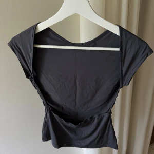 Backless topp - Säljer denna dina topp ifrån Princess polly😍köptes för ca ett år sedan och är inte använd sen dess💕tryck gärna på köp nu!