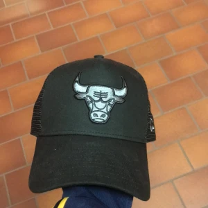 Bulls trucker keps - Helt ny oanvänd har bara testat den en gång Vid mer frågor eller bilder skriv bara OPS finns ute på fler ställen